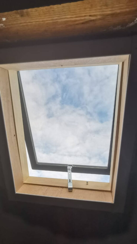 Dakraam geplaatst door allround klusjesman