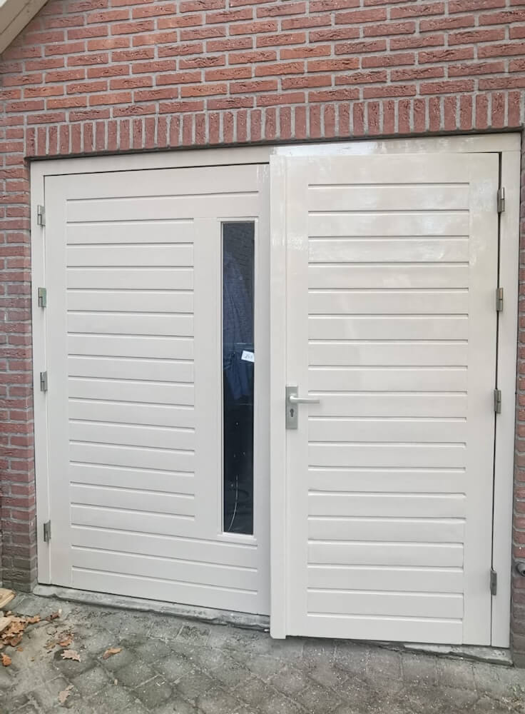 Dubbele buitendeur gelakt door schilder