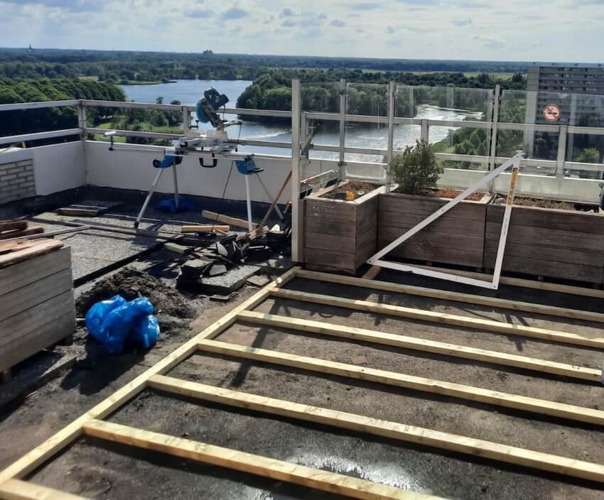 Terras op groot balkon aanleggen door klusjesman